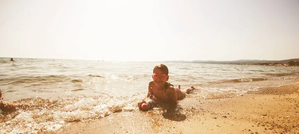 Χαμογελαστή Κοριτσάκι Γυαλιά Κολύμβησης Χαλαρώνοντας Στην Αμμώδη Παραλία Κατά Διάρκεια — Φωτογραφία Αρχείου