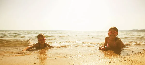 Щасливі Діти Розважаються Піщаному Пляжі Влітку Маленькі Дівчата Окулярах Плавання — стокове фото