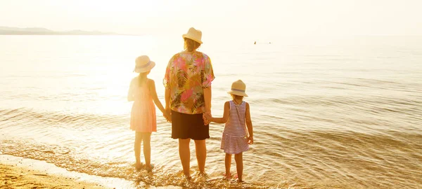 Widok Rodzinnego Wypoczynku Piaszczystej Plaży Trzymając Ręce Razem Zachodzie Słońca — Zdjęcie stockowe