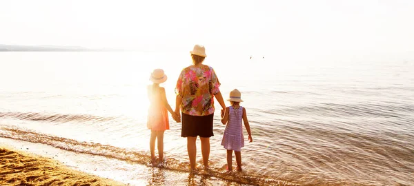 Widok Rodzinnego Wypoczynku Piaszczystej Plaży Trzymając Ręce Razem Zachodzie Słońca — Zdjęcie stockowe