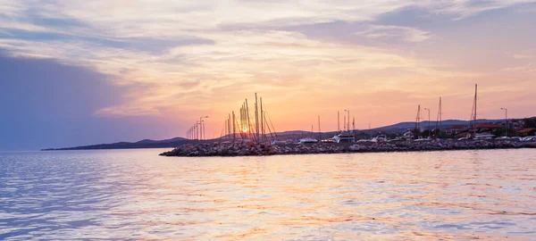 Naplemente Fény Hajókon Kikötőben Nikiti Sithonia Görögország Gyönyörű Arany Óra — Stock Fotó