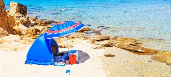 夏季旅行露营在孤独的沙滩 蓝色海滩帐篷和遮阳伞 — 图库照片