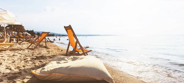 Καλοκαιρινές Διακοπές Και Ταξίδια Έννοια Ξαπλώστρες Στην Αμμώδη Παραλία Όμορφη — Φωτογραφία Αρχείου