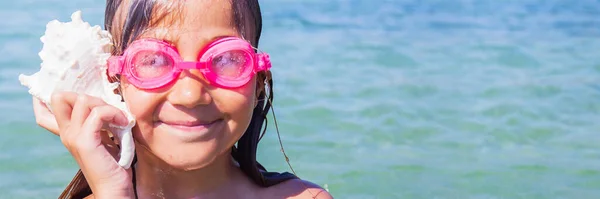 Happy Little Girl Seashell Słuchanie Dźwięku Morza Summer Travel Concept — Zdjęcie stockowe