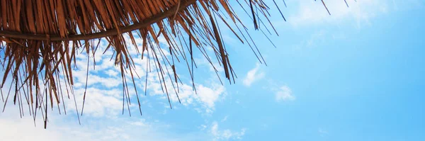 Sluneční Stín Proti Letní Modré Obloze Pláži — Stock fotografie