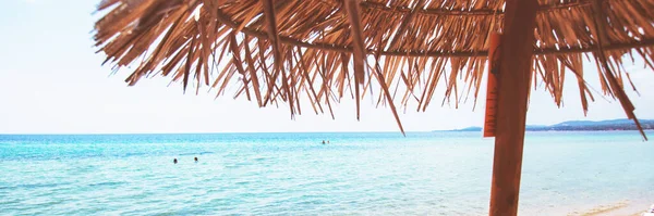 暑假和旅游理念 沙滩上的日光浴床和遮阳伞 美丽的大海背景 轻松的生活方式 — 图库照片