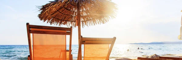 Férias Verão Conceito Viagem Cadeiras Praia Vazias Com Guarda Sol — Fotografia de Stock