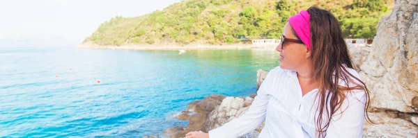 Kayalıklarda Oturan Mutlu Kadın Portresi Yaz Tatili Boyunca Güzel Deniz — Stok fotoğraf