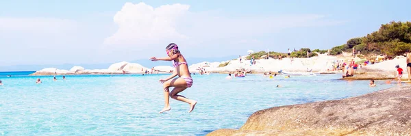 Kind Springen Zee Gelukkig Gezin Zomervakantie Kinderen Hebben Plezier — Stockfoto