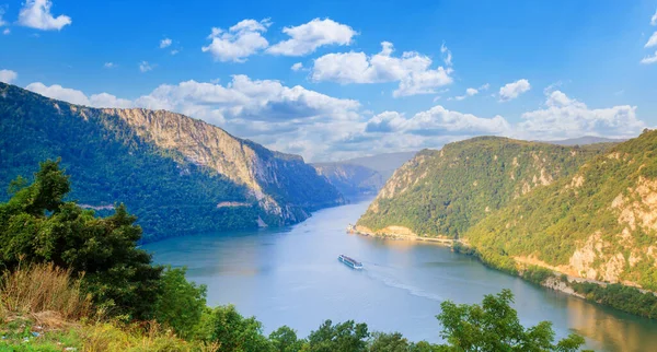ドナウ川の夏の風景 巡洋艦はセルビアとルーマニアの間のドナウ川の峡谷の一部を通過します — ストック写真