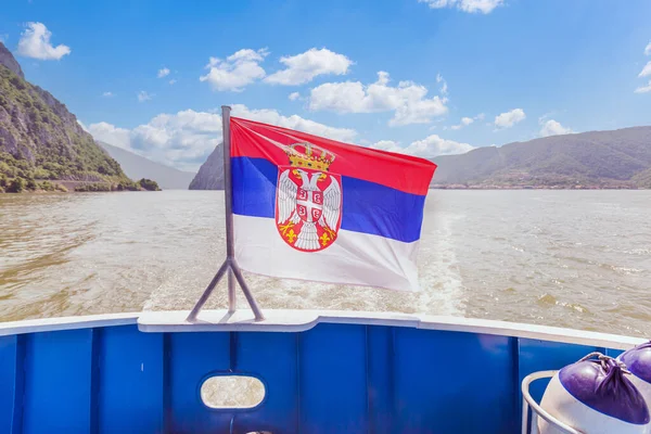 Bandera Nacional Serbia Ondeando Viento Crucero Paisaje Del Río Danubio — Foto de Stock