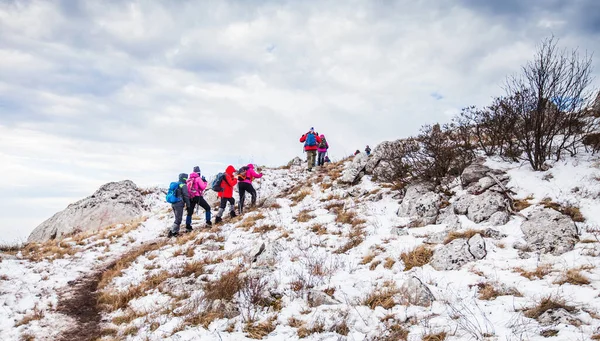 Gruppo Escursionisti Trekking Paesaggio Invernale Tra Montagne Innevate Godendo Della — Foto Stock