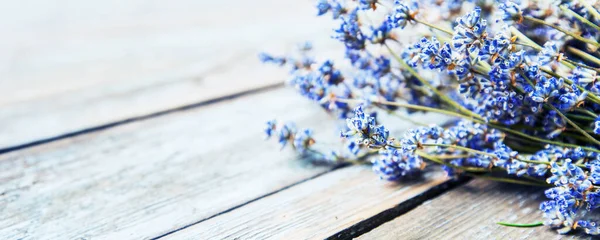 Kırsal ahşap arka planda güzel kokulu lavanta buketi. Aromaterapi, sakinleştirici ve sakinleştirici..