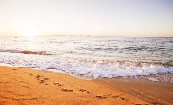 Lugn Sandstrand Med Fotspår Sand Fantastisk Solnedgång Över Havshorisonten Fridfull — Stockfoto