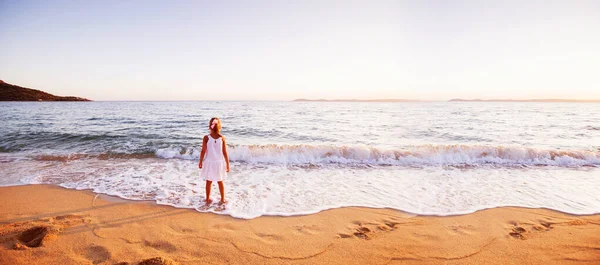 Happy Child Girl Cieszące Się Pięknej Plaży Piasku Zachodzie Słońca — Zdjęcie stockowe