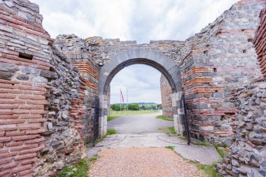 İmparator Galerius tarafından inşa edilen antik Roma saray kompleksinin yeri olan Gamzigrad 'daki Felix Romuliana Sarayı' nın kalıntıları. Sırbistan, Avrupa. UNESCO Dünya Mirası Alanı.