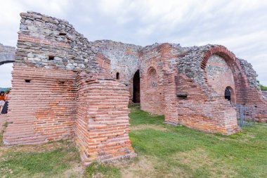 İmparator Galerius tarafından inşa edilen antik Roma saray kompleksinin yeri olan Gamzigrad 'daki Felix Romuliana Sarayı' nın kalıntıları. Sırbistan, Avrupa. UNESCO Dünya Mirası Alanı.