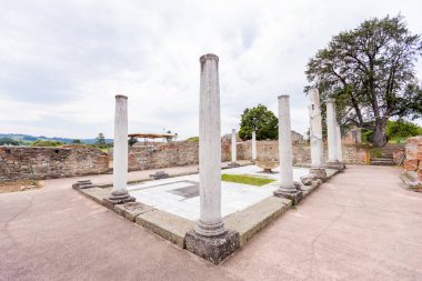 İmparator Galerius tarafından inşa edilen antik Roma saray kompleksinin yeri olan Gamzigrad 'daki Felix Romuliana Sarayı' nın kalıntıları. Sırbistan, Avrupa. UNESCO Dünya Mirası Alanı.