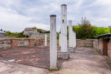 İmparator Galerius tarafından inşa edilen antik Roma saray kompleksinin yeri olan Gamzigrad 'daki Felix Romuliana Sarayı' nın kalıntıları. Sırbistan, Avrupa. UNESCO Dünya Mirası Alanı.