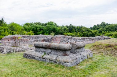 İmparator Galerius tarafından inşa edilen antik Roma saray kompleksinin yeri olan Gamzigrad 'daki Felix Romuliana Sarayı' nın kalıntıları. Sırbistan, Avrupa. UNESCO Dünya Mirası Alanı.