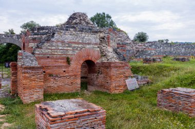 İmparator Galerius tarafından inşa edilen antik Roma saray kompleksinin yeri olan Gamzigrad 'daki Felix Romuliana Sarayı' nın kalıntıları. Sırbistan, Avrupa. UNESCO Dünya Mirası Alanı.