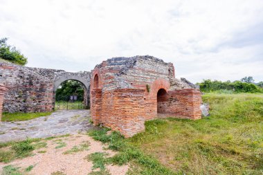 İmparator Galerius tarafından inşa edilen antik Roma saray kompleksinin yeri olan Gamzigrad 'daki Felix Romuliana Sarayı' nın kalıntıları. Sırbistan, Avrupa. UNESCO Dünya Mirası Alanı.
