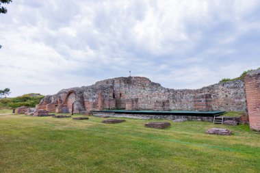 İmparator Galerius tarafından inşa edilen antik Roma saray kompleksinin yeri olan Gamzigrad 'daki Felix Romuliana Sarayı' nın kalıntıları. Sırbistan, Avrupa. UNESCO Dünya Mirası Alanı.