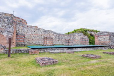 İmparator Galerius tarafından inşa edilen antik Roma saray kompleksinin yeri olan Gamzigrad 'daki Felix Romuliana Sarayı' nın kalıntıları. Sırbistan, Avrupa. UNESCO Dünya Mirası Alanı.