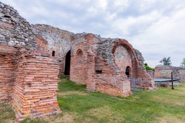 İmparator Galerius tarafından inşa edilen antik Roma saray kompleksinin yeri olan Gamzigrad 'daki Felix Romuliana Sarayı' nın kalıntıları. Sırbistan, Avrupa. UNESCO Dünya Mirası Alanı.