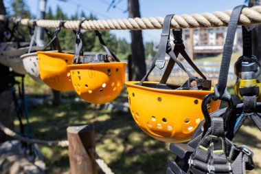  Koruyucu miğferler, ormandaki eğlence parkı, yazın doğada aşırı eğlence..
