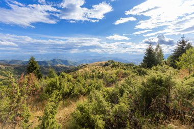 Yaz doğa dağları manzarası. Yeşil tepelerin ve tarlaların manzarası. Bulutlu güzel mavi gökyüzü. Kopaonik Dağı, Sırbistan ve Avrupa 'nın panoramik manzarası.
