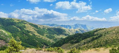 Yaz doğa dağları manzarası. Yeşil tepelerin ve tarlaların manzarası. Bulutlu güzel mavi gökyüzü. Kopaonik Dağı, Sırbistan ve Avrupa 'nın panoramik manzarası.