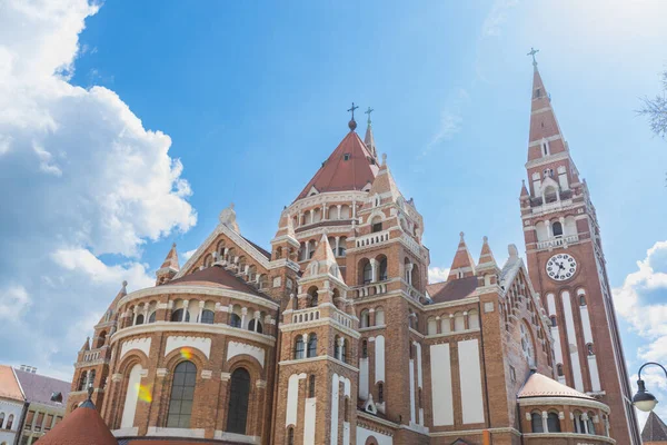 Macaristan 'ın Szeged kentindeki ikonik tuğladan bir kilise. Büyük bir saat kulesi ve ayrıntılı bir cephesi var. Tarihsel önemi etkileyici mimarisine ve kültürel önemine yansıyor..