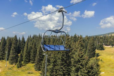 Yaz günü dağ manzarasında başkanlık..
