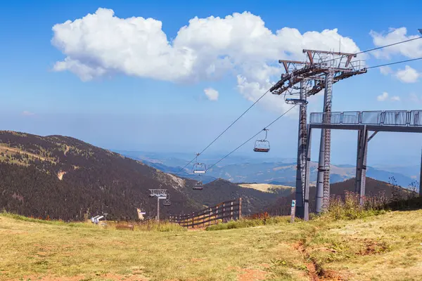 Yaz günü dağ manzarasında başkanlık..