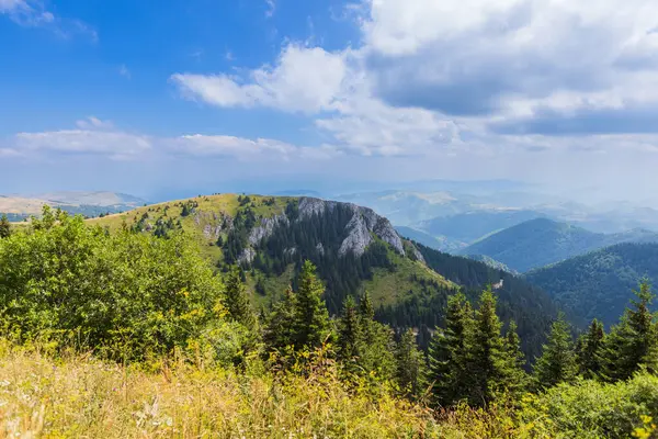 Letní Příroda Hory Krajina Krajina Zelených Kopců Polí Krásná Modrá — Stock fotografie