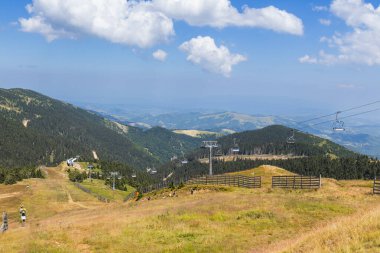Yaz günü dağ manzarasında başkanlık..