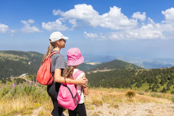 背着背包在山上远足的儿童 图库图片