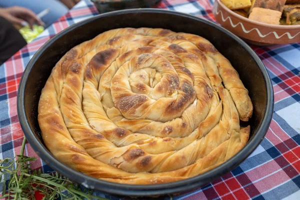 Traditionele Handgemaakte Krokante Taart Met Vlees Een Ovenschotel — Stockfoto