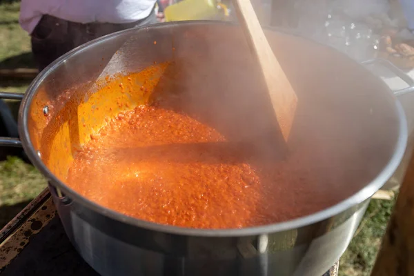 ロースト赤唐辛子でバルカン食品を作るプロセス アジュバルと呼ばれる広がり 伝統的な準備 ストック画像