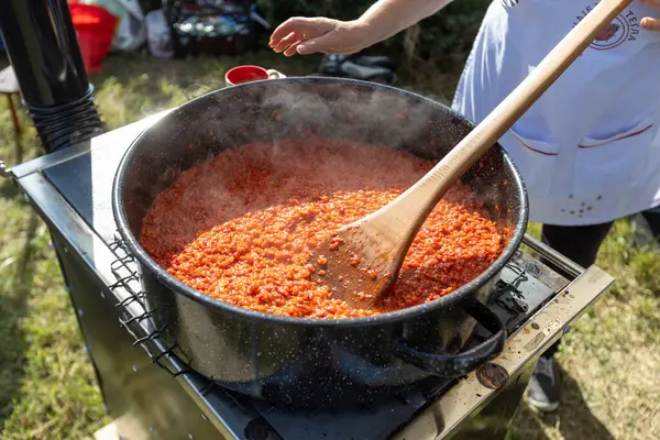 ロースト赤唐辛子でバルカン食品を作るプロセス アジュバルと呼ばれる広がり 伝統的な準備 ストック画像