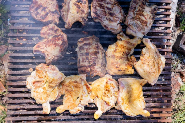 Kippenvlees Met Gegrild Vlees Een Barbecue — Stockfoto
