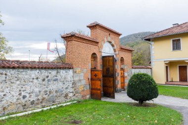 Sırbistan ve Doğu Ortodoks Hıristiyanlığının zengin kültürel mirasını somutlaştıran, sakin çevreler arasında tarihi ve ruhani bir dönüm noktası olan Sırp Ortodoks Kilisesi Ljubostinja Manastırı.