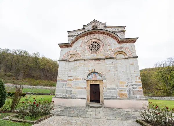 Mosteiro Ljubostinja Uma Igreja Ortodoxa Sérvia Marco Histórico Espiritual Meio — Fotografia de Stock