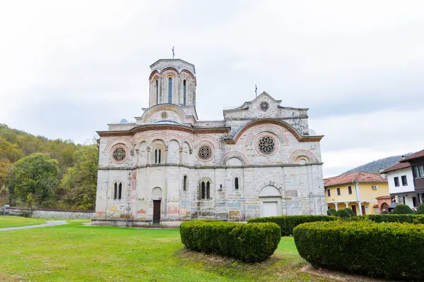 セルビア正教会 セルビア正教会 静かな環境の中で歴史的 精神的なランドマーク セルビアと東正教のキリスト教の豊かな文化遺産を体現しています ストック写真