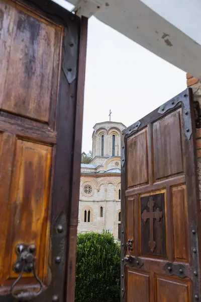 セルビア正教会 セルビア正教会 静かな環境の中で歴史的 精神的なランドマーク セルビアと東正教のキリスト教の豊かな文化遺産を体現しています ロイヤリティフリーのストック画像