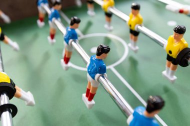 Futbol maçı. Minyatür oyuncularla futbol oyunu.