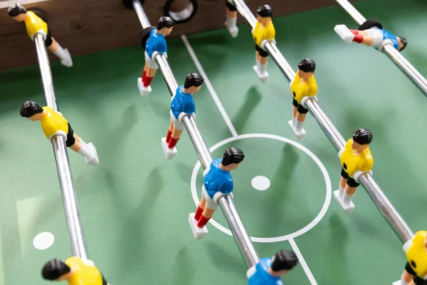 Mecz Piłki Nożnej Mecz Piłki Nożnej Miniaturowych Graczy Zdjęcie Stockowe