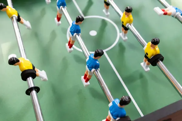 Mecz Piłki Nożnej Mecz Piłki Nożnej Miniaturowych Graczy Zdjęcia Stockowe bez tantiem