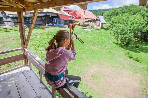 Niño Preparado Para Paseo Tirolina Parque Aventuras Imágenes de stock libres de derechos